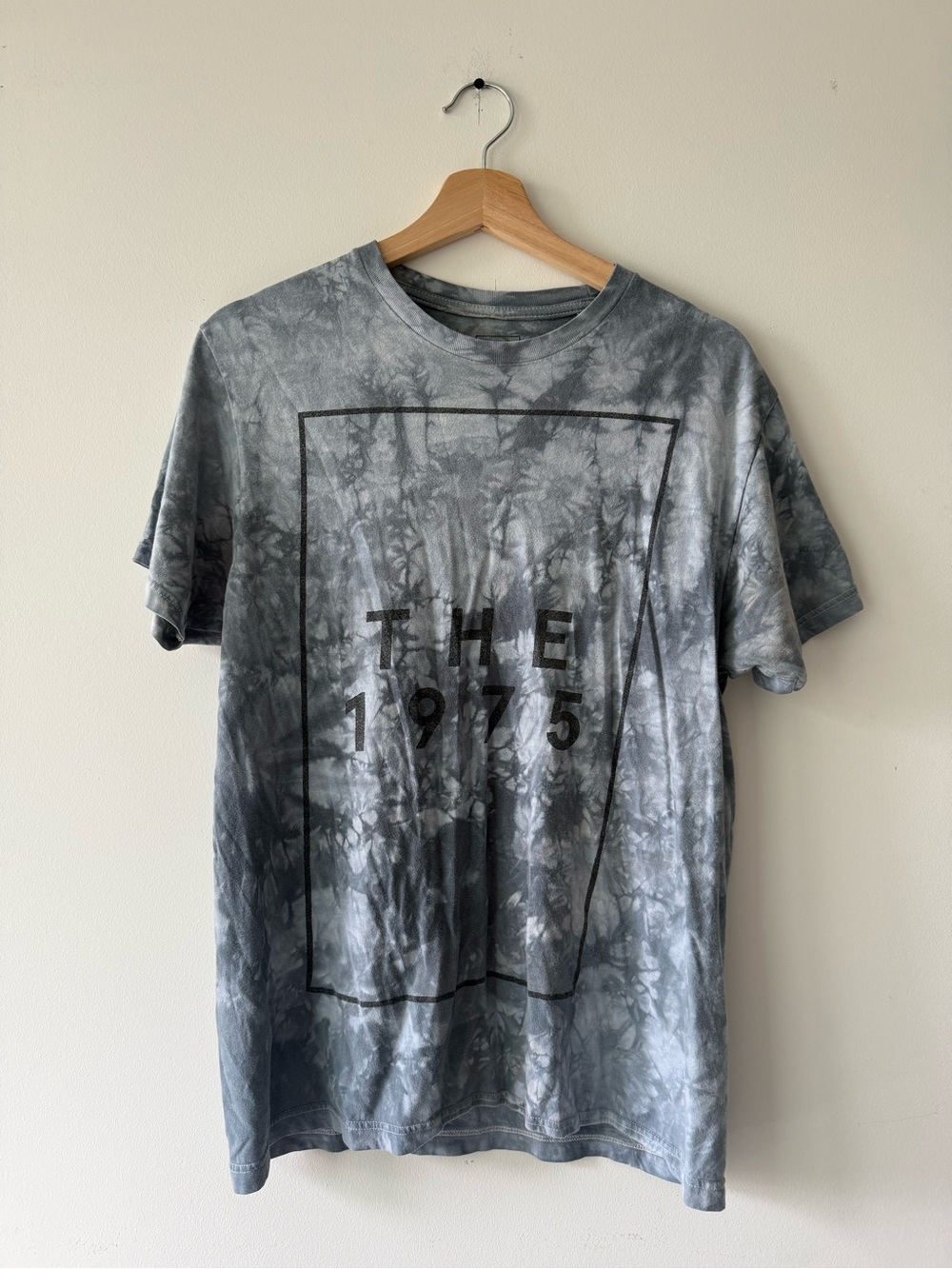 Tie-Dye 1975 Graphic Crew Neck T-Shirt in Gray
